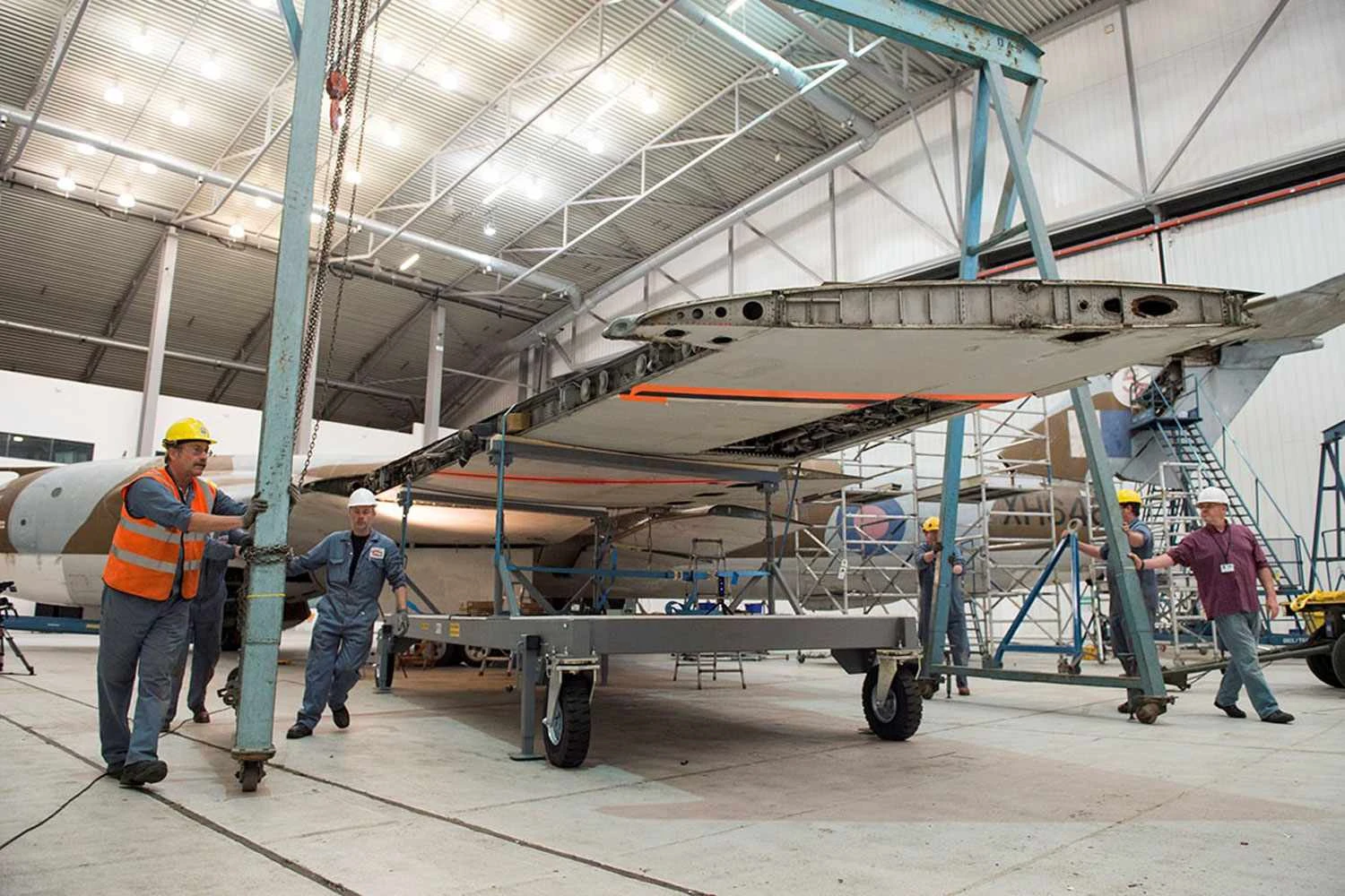 O último trabalho de restauração é a instalação das asas (RAF)