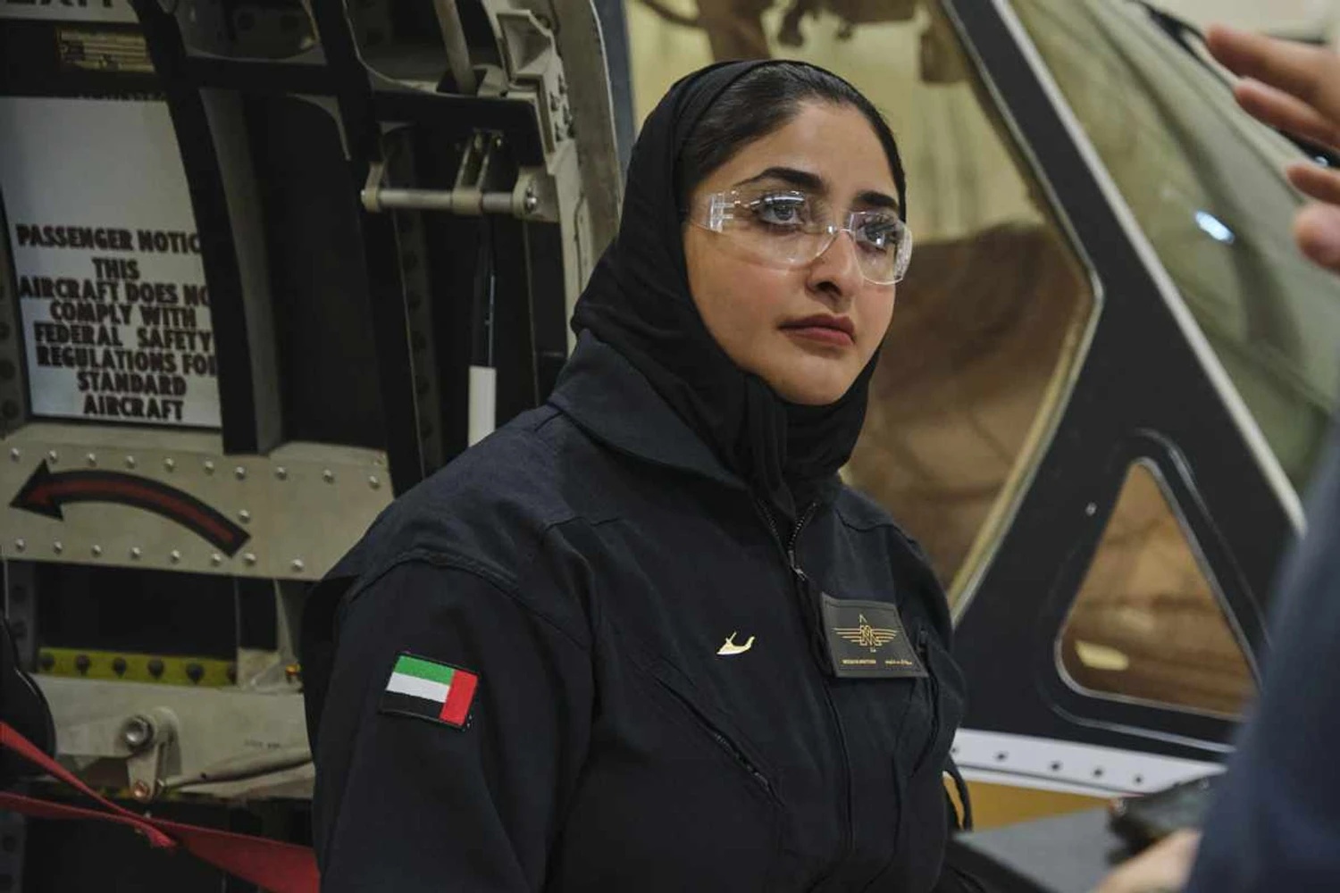Sheikha iniciou a carreira na aviação como primeira oficial na Emirates Airlines. hoje é capitã de helicóptero da Polícia de Dubai e presidente da (Leonardo)