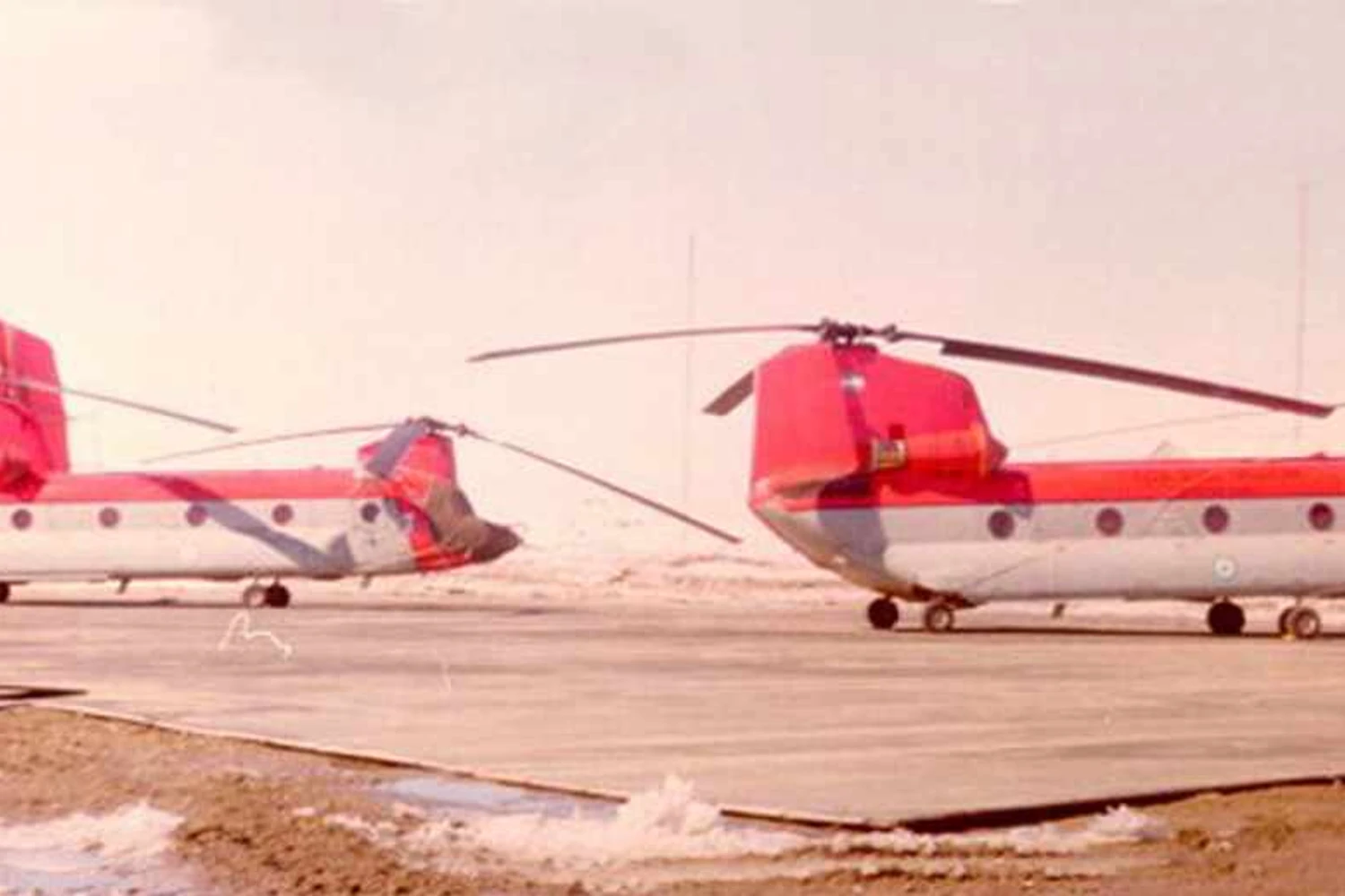 Dois helicópteros Ch-47 da Força Aérea Argentina na base de Marambio, na Antártica (FAA)