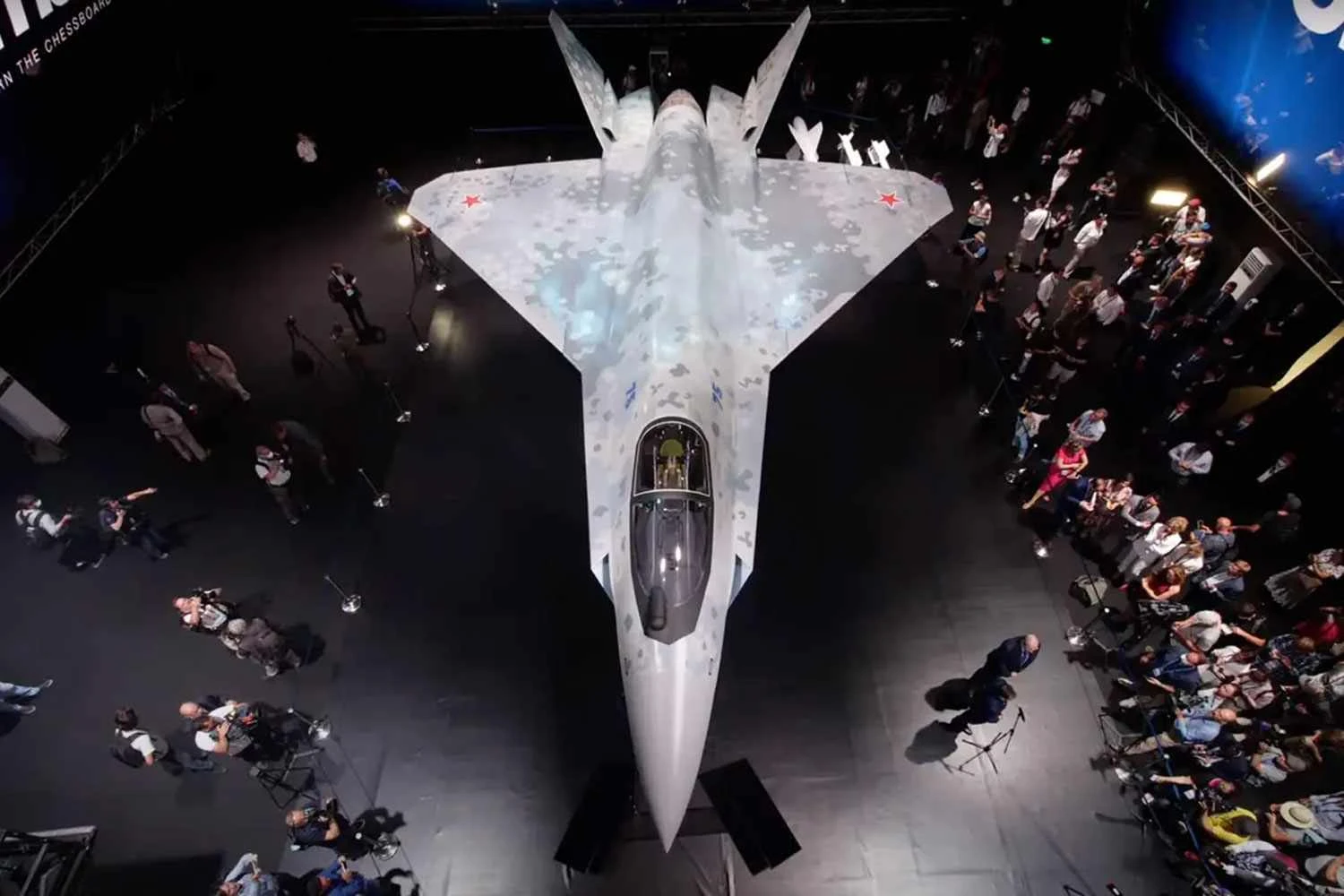 Caça Sukhoi Checkmate terá motor com empuxo vetorável