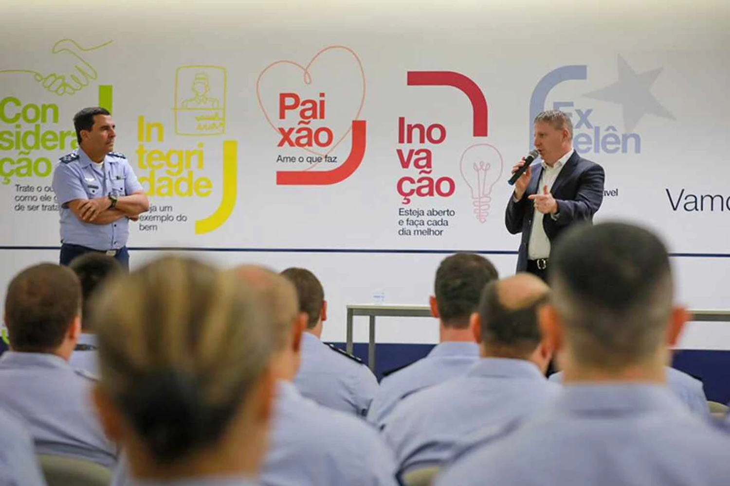 O Comandante da Aeronáutica, Bridadeiro Baptista Junior, e o presidente da Azul, John Rodgerson (FAB)