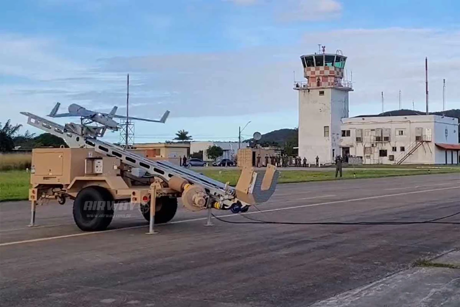 O ScanEagle é lançado pela Marinha (MB)
