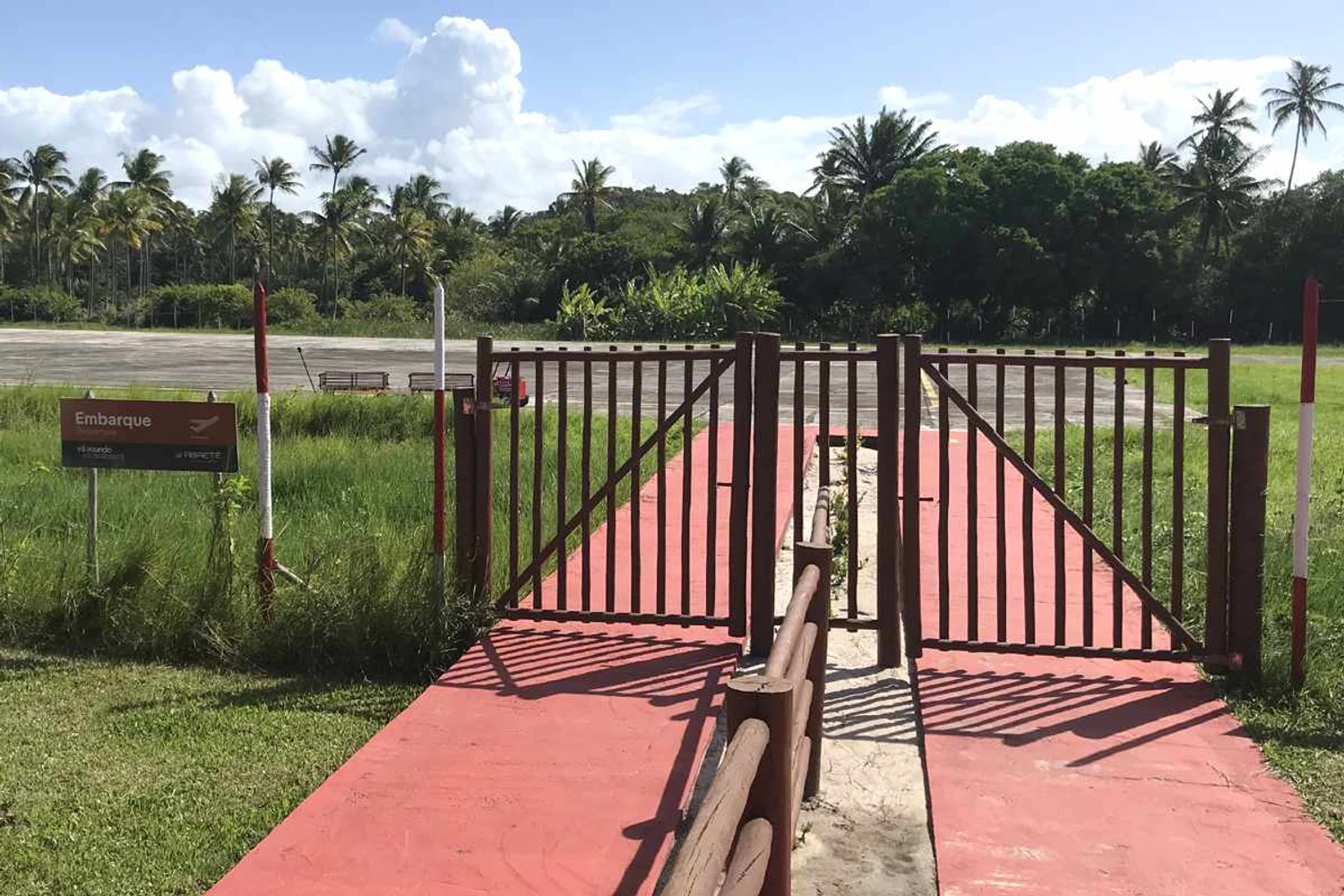 "Porteira de embarque": a pista em Morro de São Paulo é operada com exclusividade pela Abaeté (Thiago Vinholes)