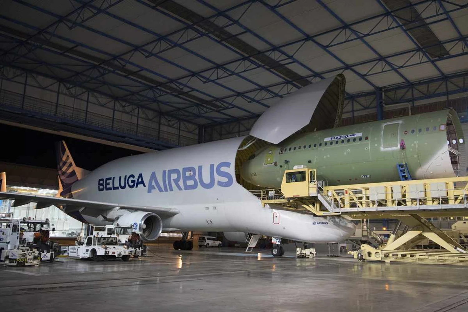 Uma sessão de fuselagem do A330-900neo sendo embarcada no BelugaST; cargueiro comporta até 47 toneladas (Airbus)