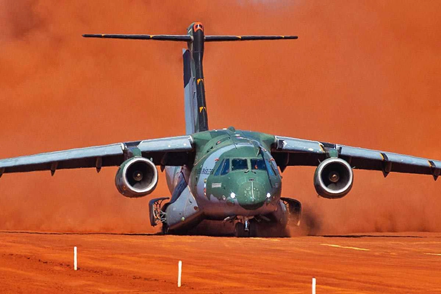 Adequado para a Índia: o KC-390 é certificado para operar em pistas sem pavimento (Embraer)