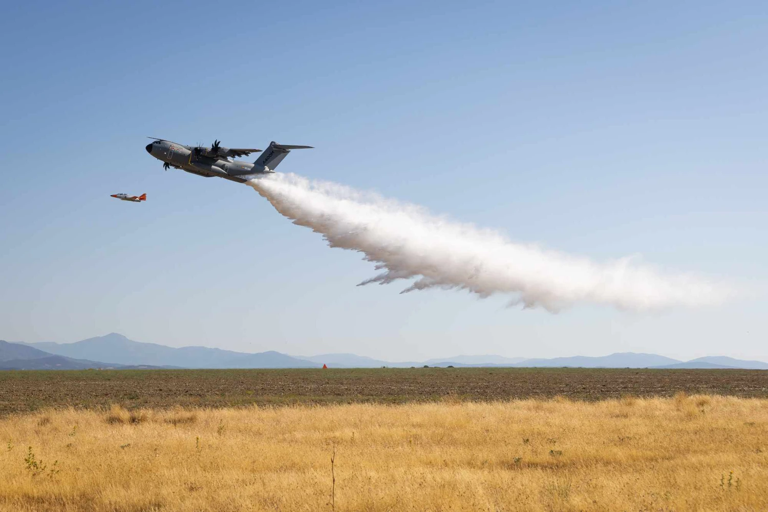 Airbus A400M durante testes de combate ao fogo na Espanha