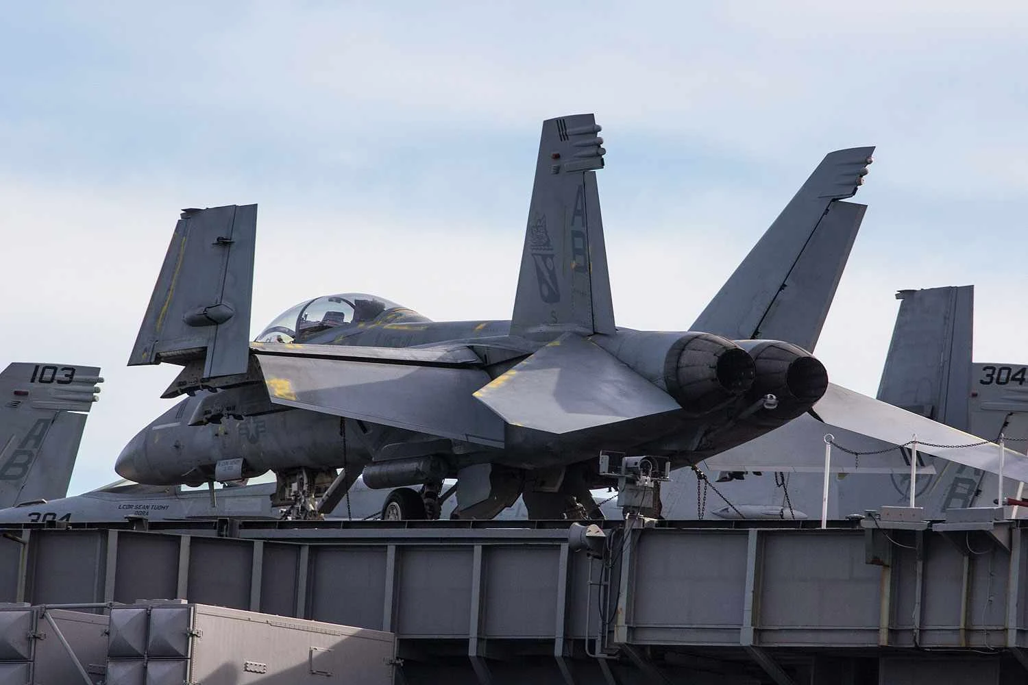 As aeronaves ficam acorrentadas ao convés dos porta-aviões (Steve Lynes)