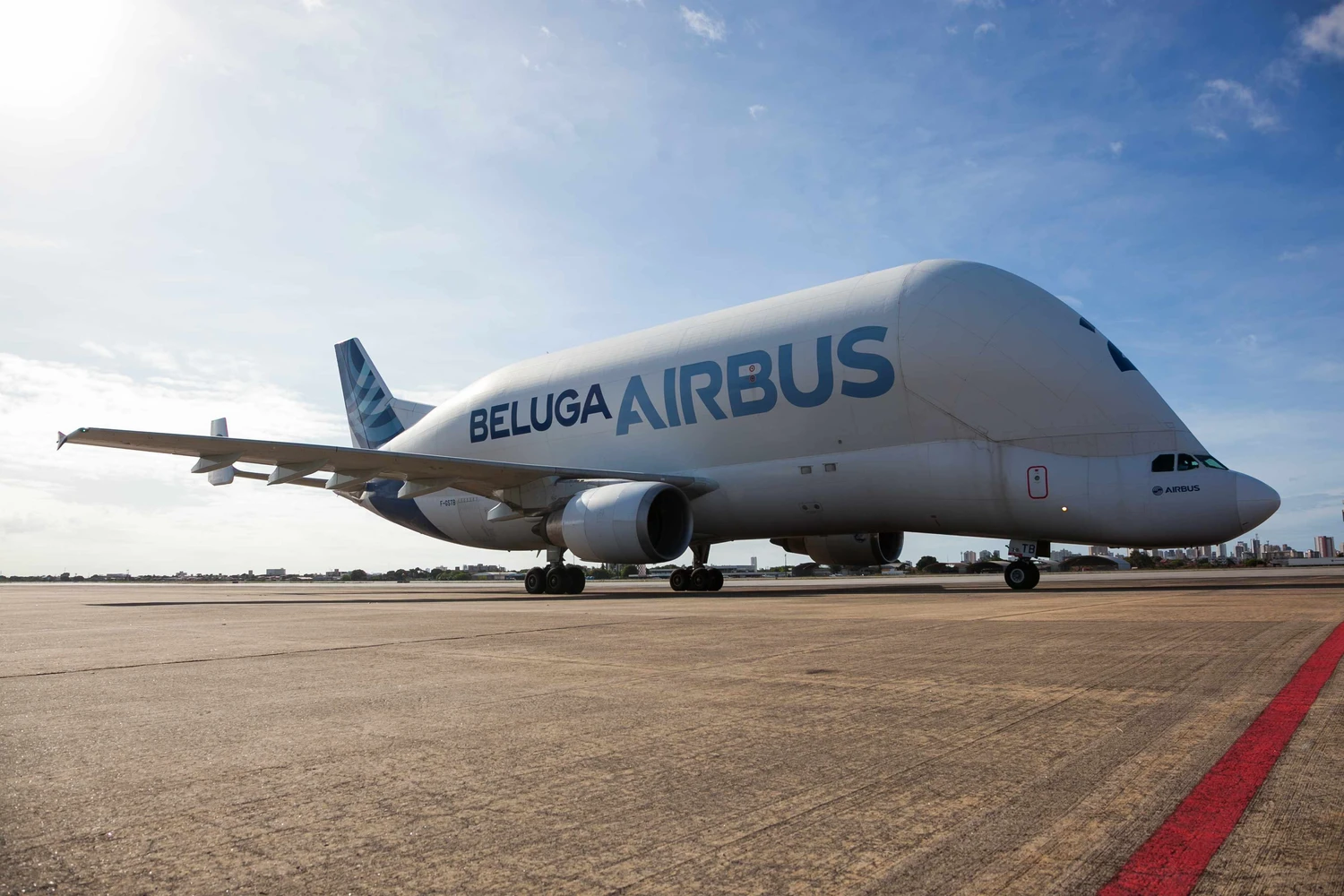 Beluga traz um helicóptero da Airbus que também estreia no Brasil