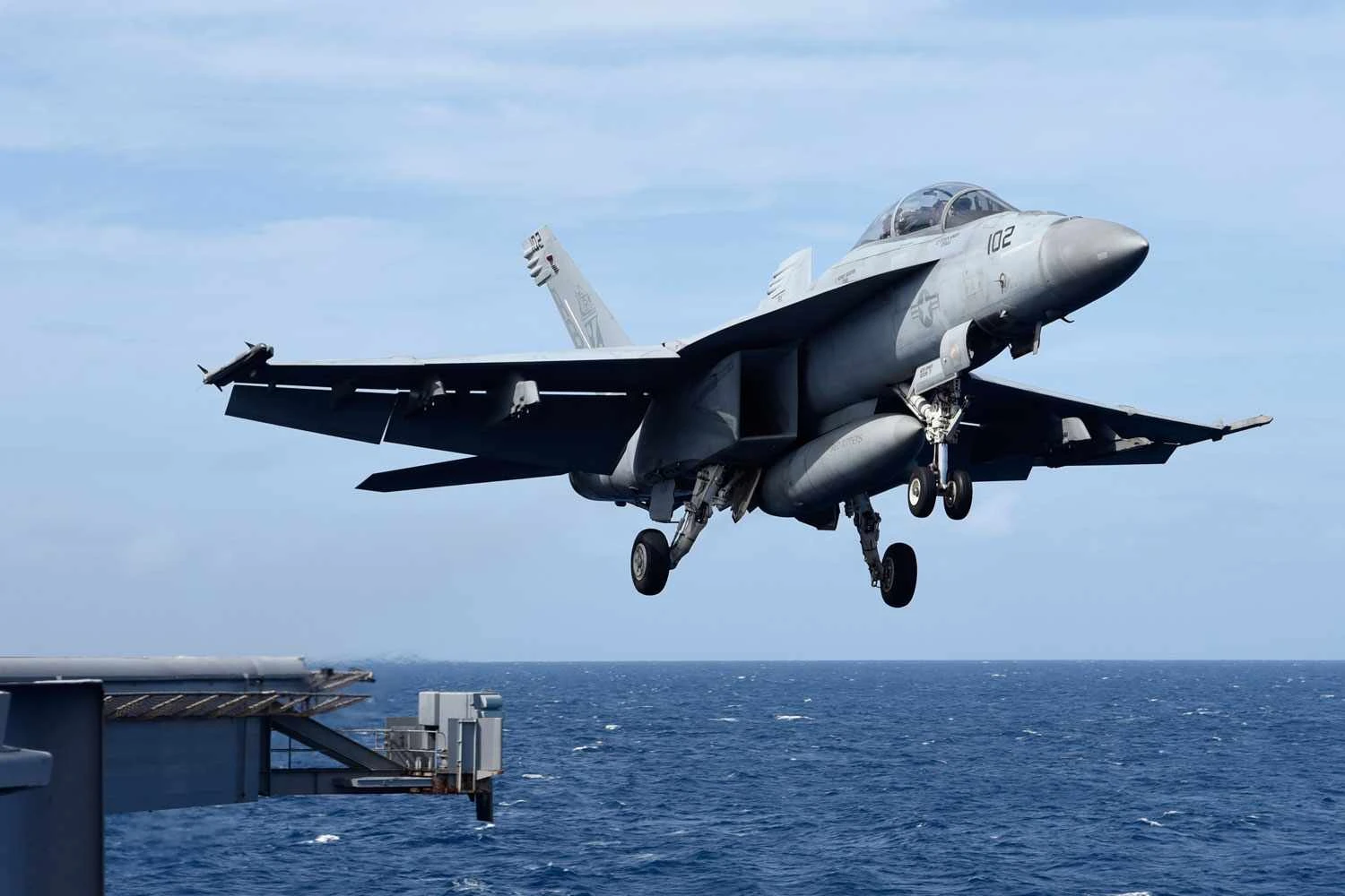 Caça F/A-18 da Marinha dos EUA caiu de convés de porta-aviões durante tempestade