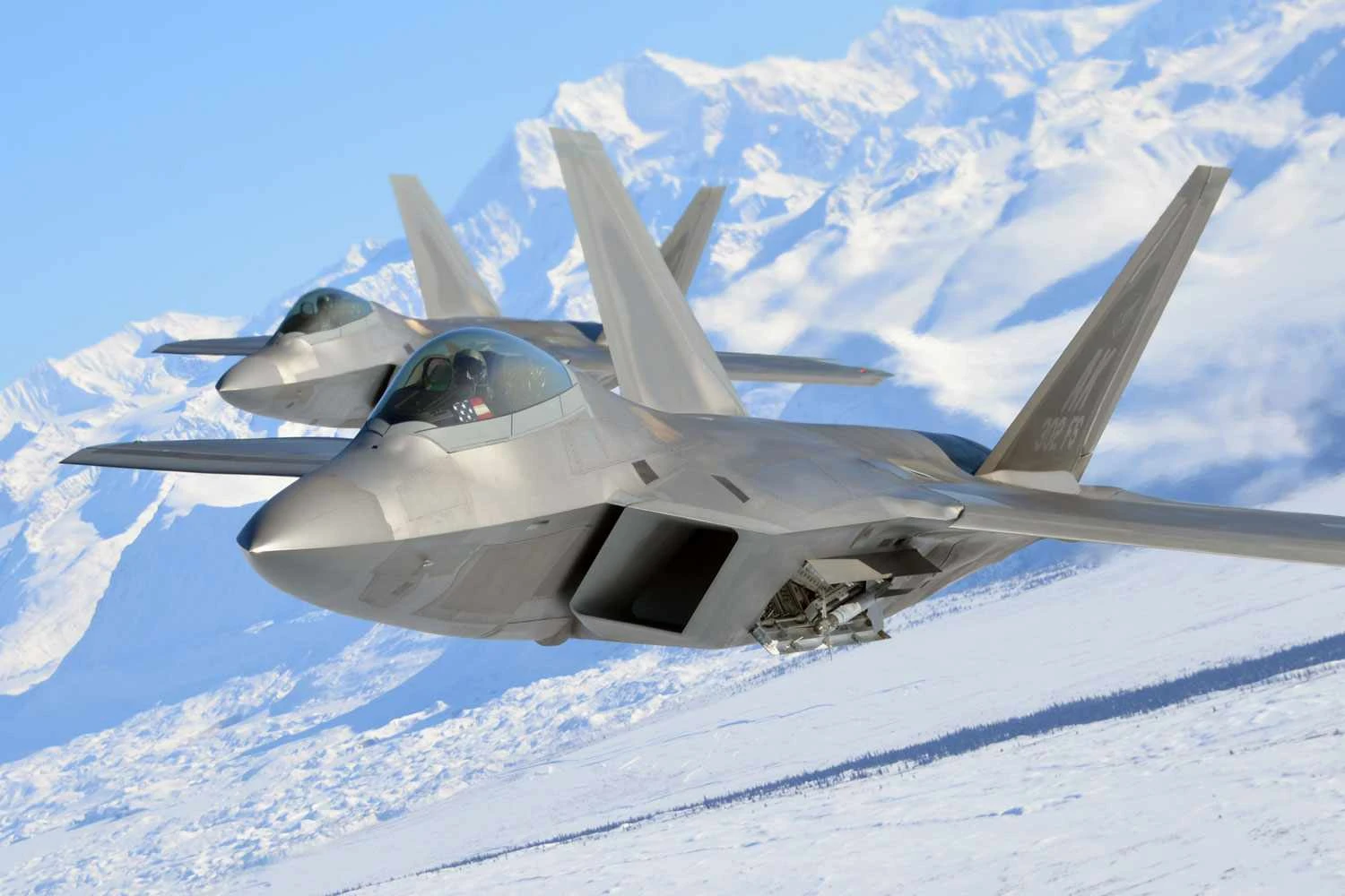 Caças F-22 Raptor sediados no Alasca (USAF)