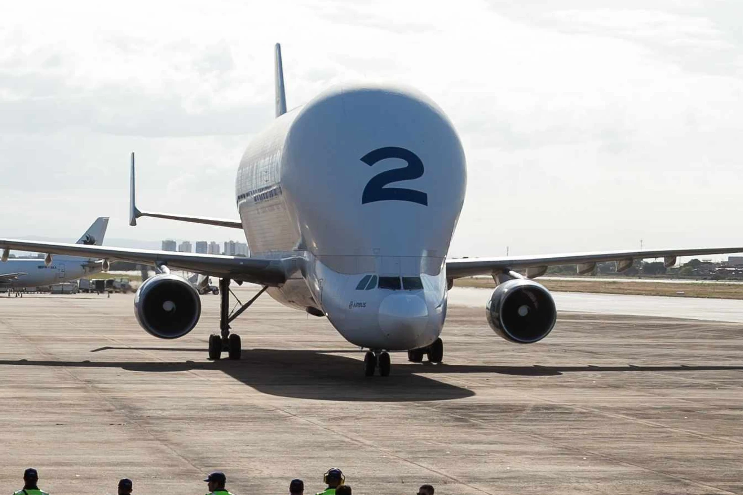 Chegada da aeronave atraiu muito curiosos e amantes da aviação ao aeroporto de Fortaleza