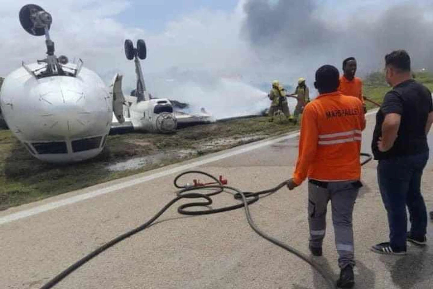 Fokker 50 "capota" ao pousar na Somália e todos passageiros sobrevivem