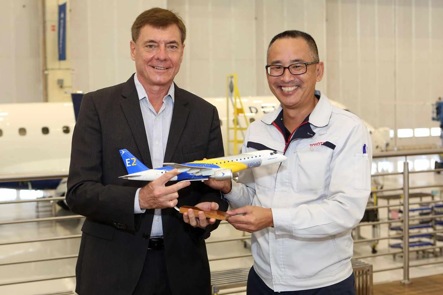 Francisco Gomes Neto, Presidente e CEO da Embraer e Rafael Chang, Presidente da Toyota do Brasil (Embraer)