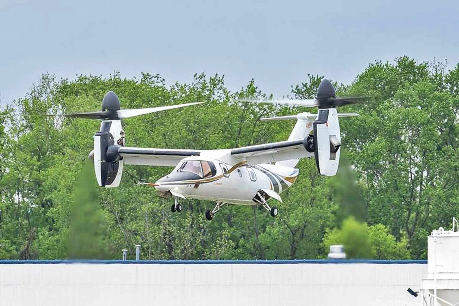 Primeira cliente do tilt-rotor AW609 realiza voo de demonstração