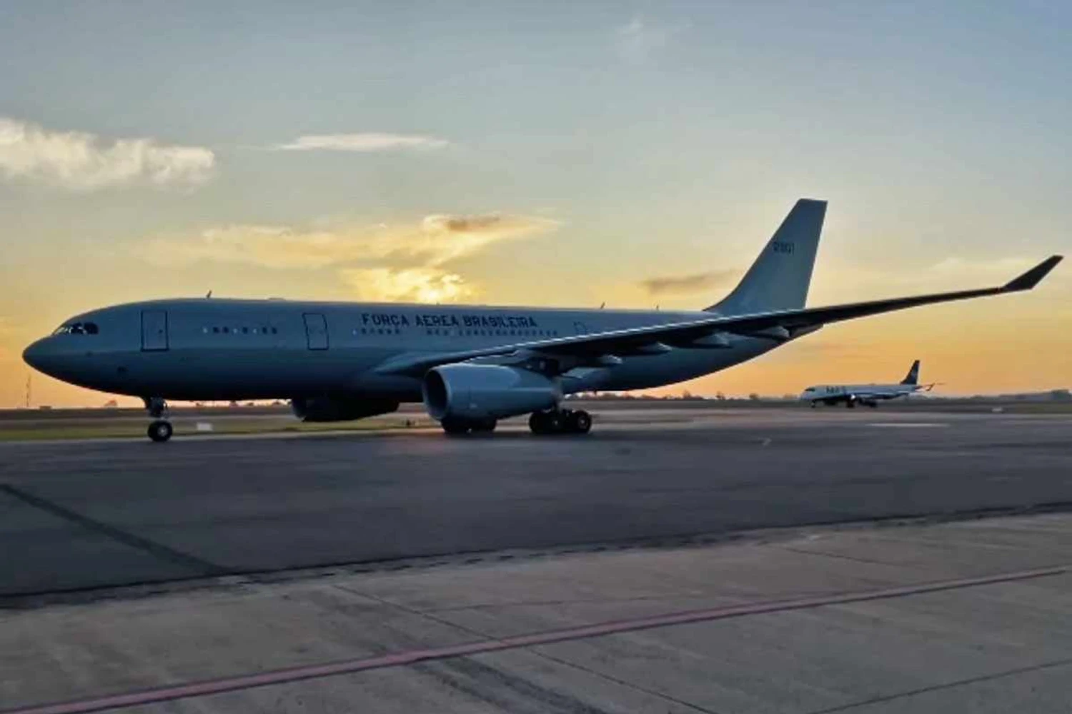 Futuro avião-tanque da FAB, primeiro KC-30 pousa no Brasil
