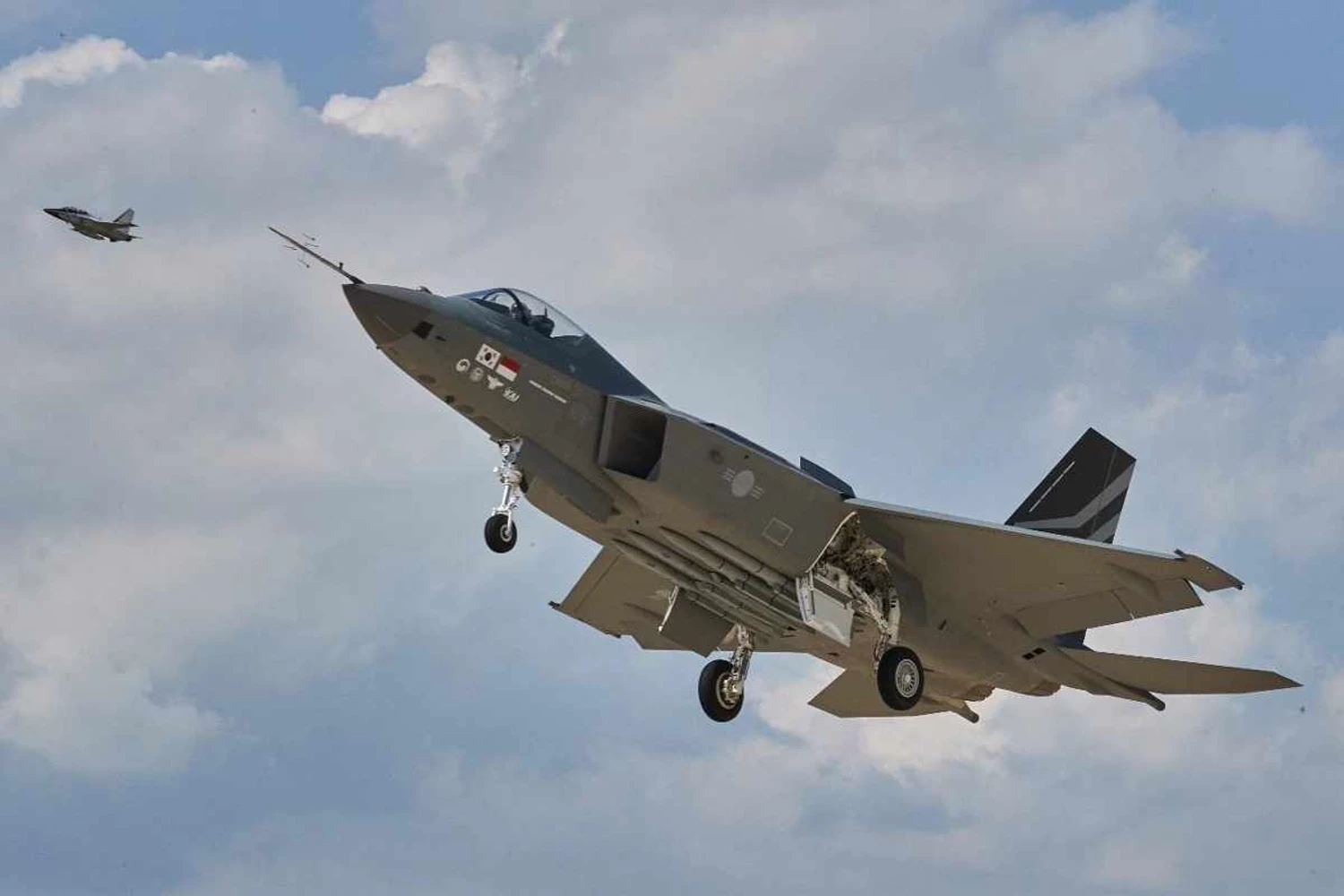 O protótipo do KF-21 voou por 33 minutos; aeronave foi acompanha por um jato "paquera" T-50 (DAPA)