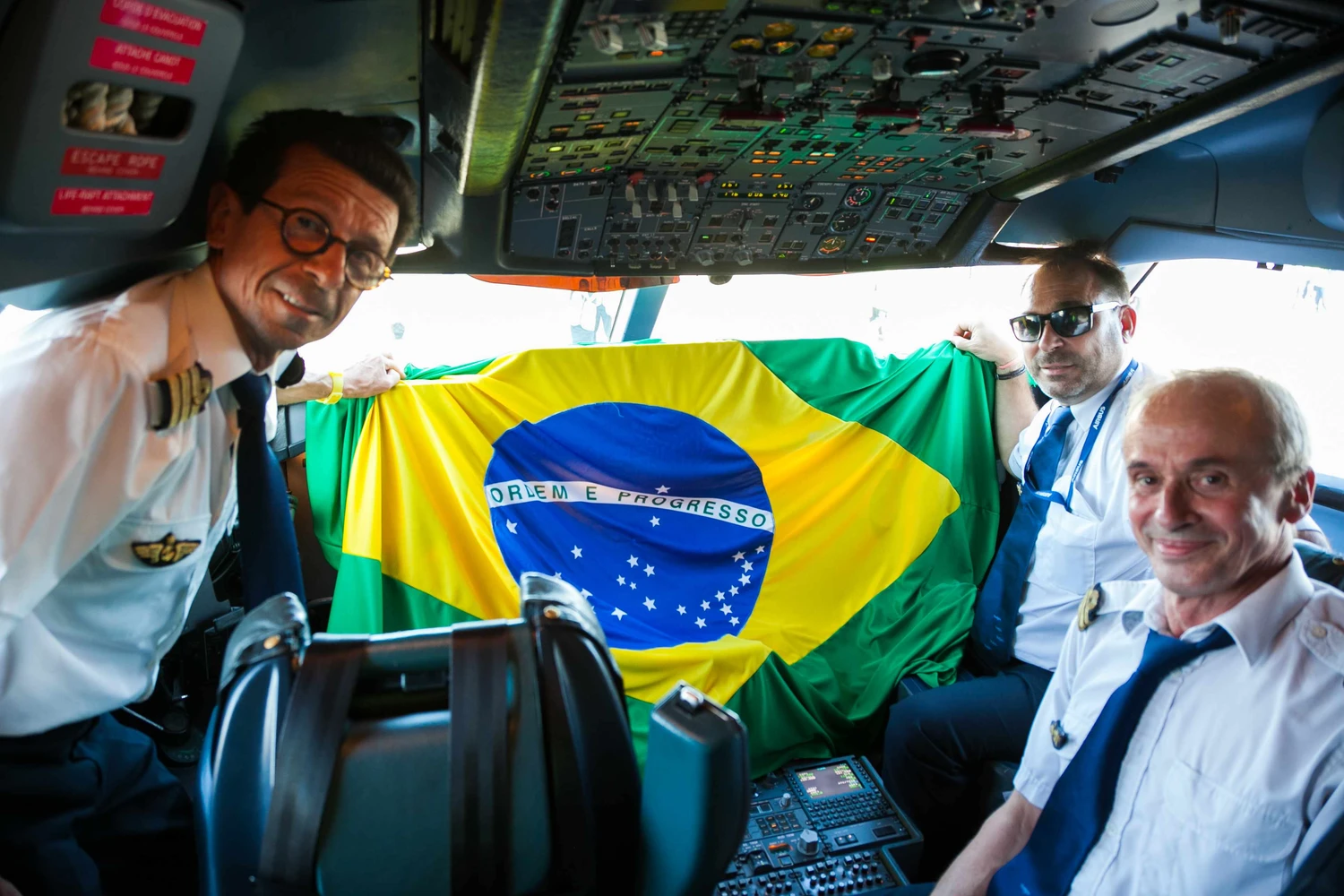 Pilotos do Airbus Beluga estendem bandeira do Brasil