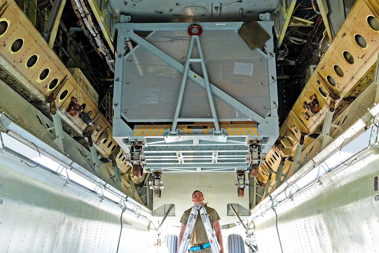 Detalhe do contêiner BOCS no porão de bombas do B-52H. cada compartimento comporta 2.268 kg (USAF)