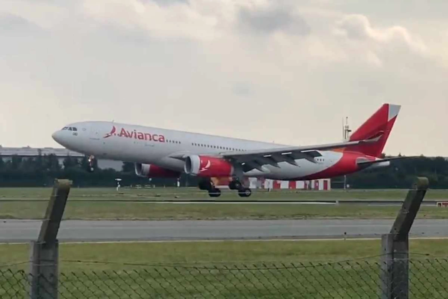 Segundo Airbus A330 da FAB chega à Irlanda para receber pintura militar