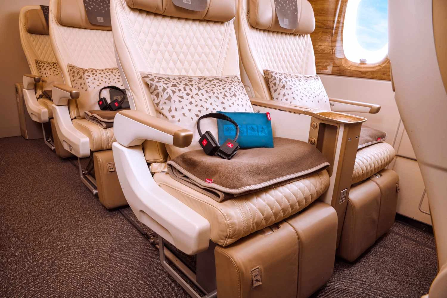 Nova classe econômica premium da Emirates tem espaço maior para as pernas do que as rivais