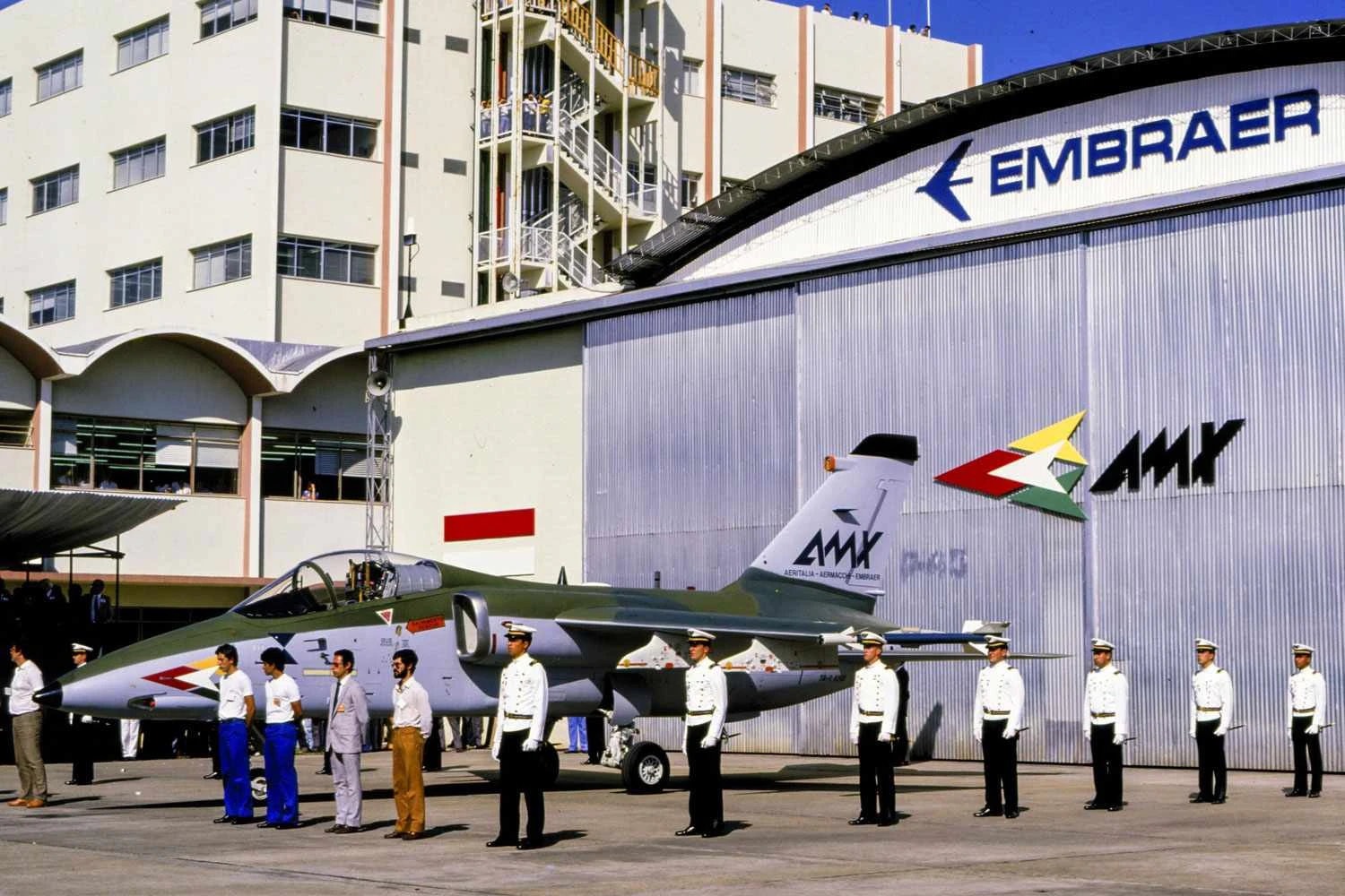 O protótipo brasileiro do AMX ao ser apresentado na década de 80 (FAB)
