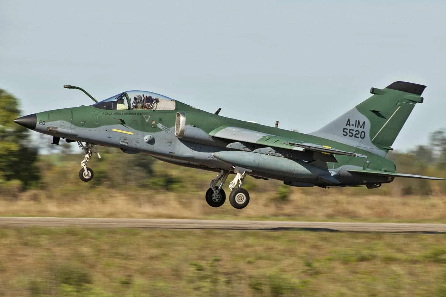 Brasil pode ter receptado peças de caças AMX roubadas, diz investigação na Itália