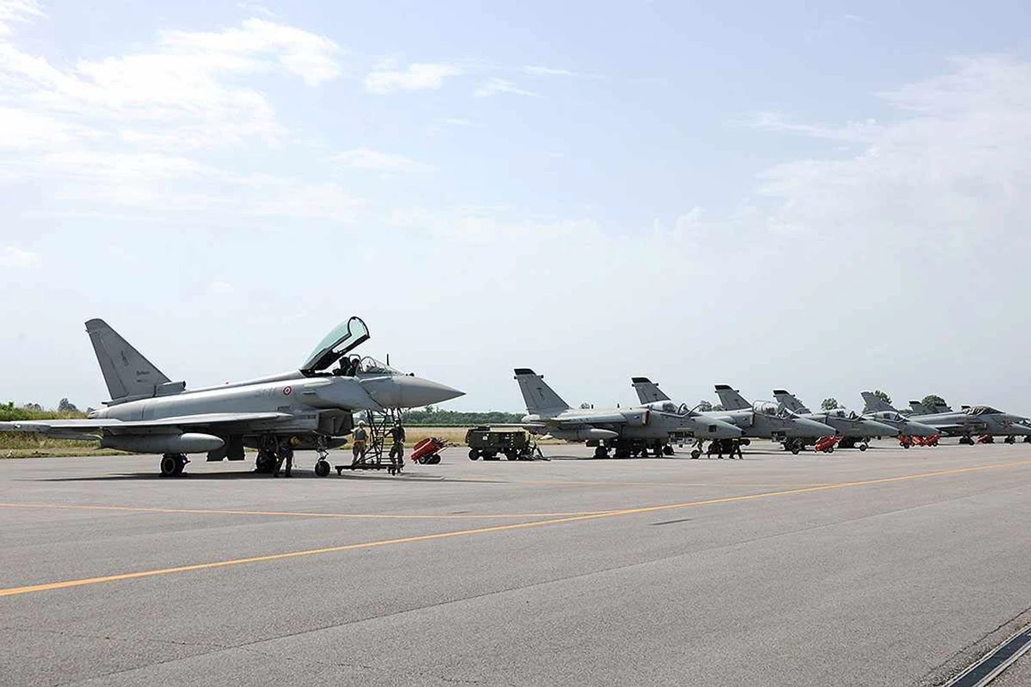 Caça Eurofighter e vários AMXs italianos (AM)