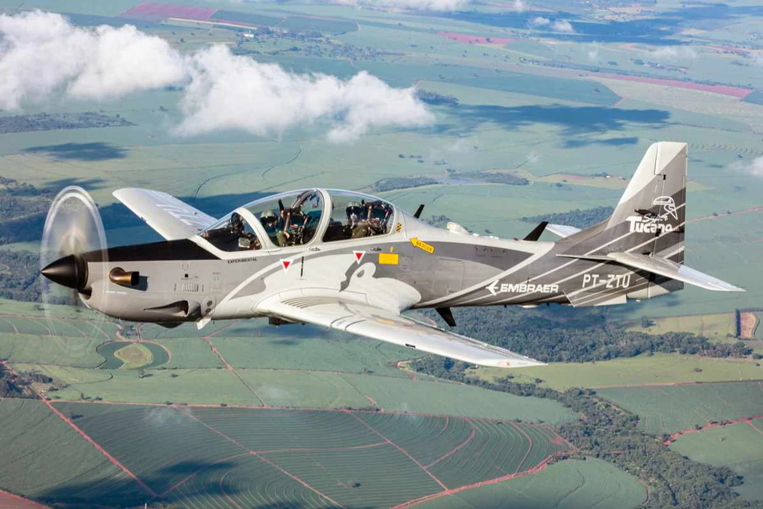 Demonstrador do Super Tucano que fica baseado na sede da OGMA, em Portugal (Embraer)