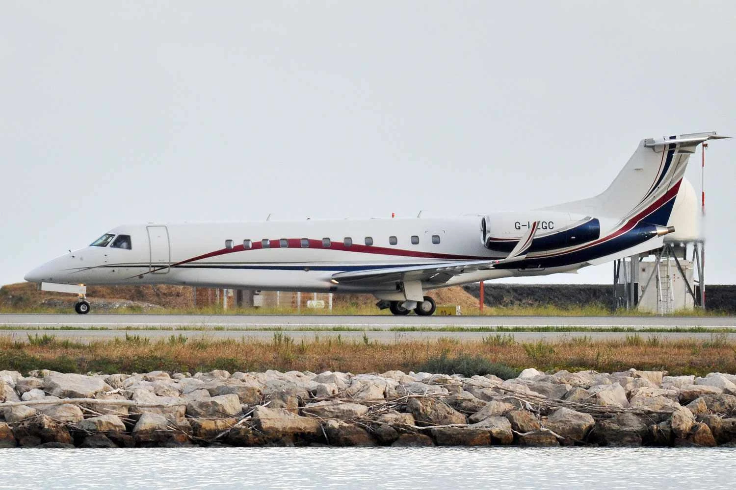 Rei Charles III retorna a Londres em jato Legacy, da Embraer