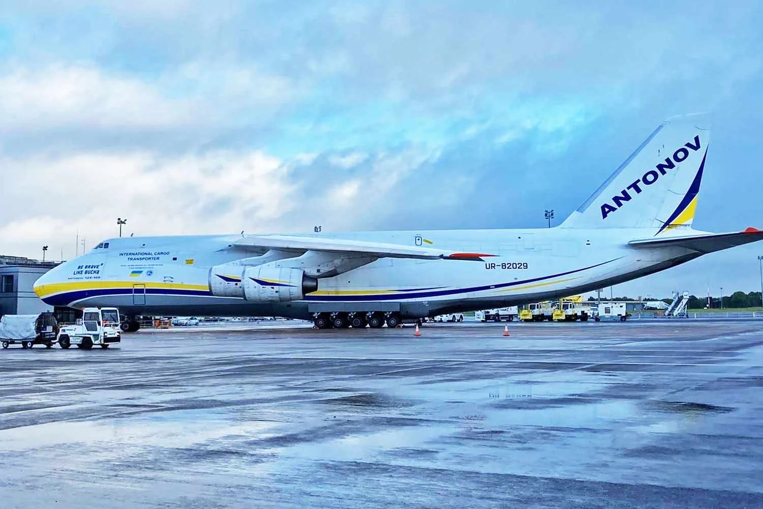 O An-124 UR-82029 em Belfast (AIB)