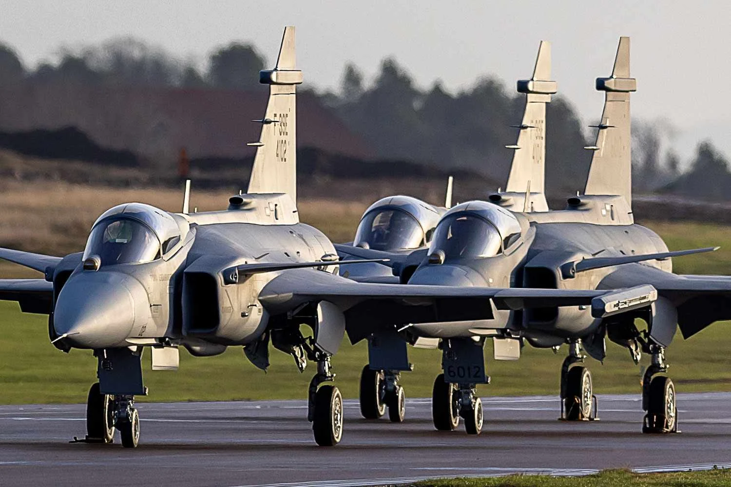 O caça F-39E FAB 4102, já entregue, e ao fundo o FAB 4104, que deve chegar ao Brasil neste fim de semana (Saab)