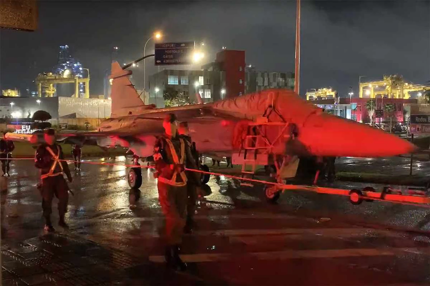 Dois novos caças Gripen da FAB fazem "passeio" pelas ruas de Navegantes
