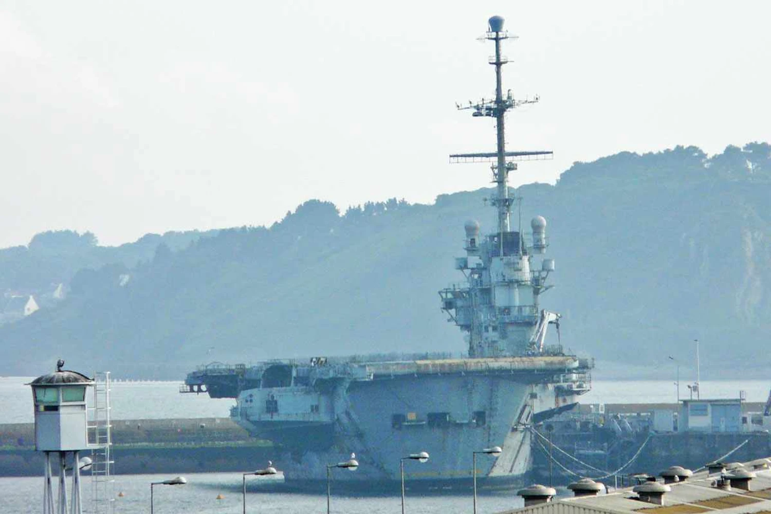 O porta-aviões Clemenceau (R98), irmão gêmeo do São Paulo, em Brest em 2008 (Duch.gege)