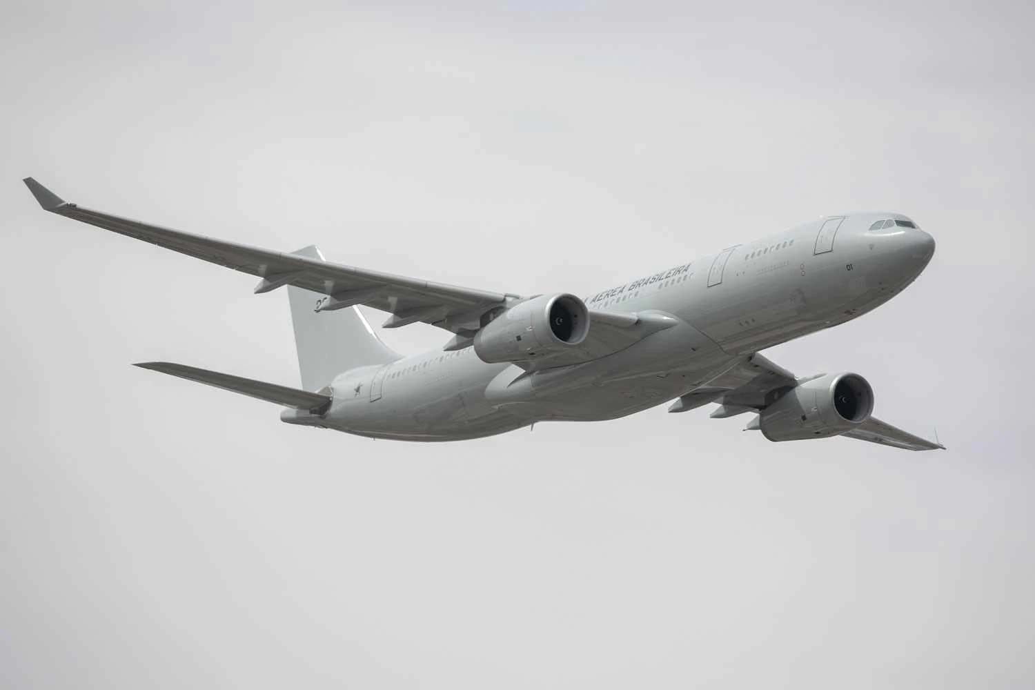 KC-30 da FAB voa para a Espanha onde Airbus realiza conversão para avião-tanque