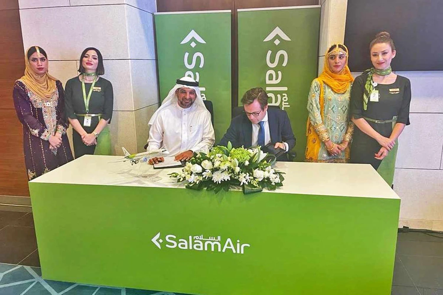 Os CEO da SalamAir e da Embraer Aviação Comercial assinam o acordo (SalamAir)