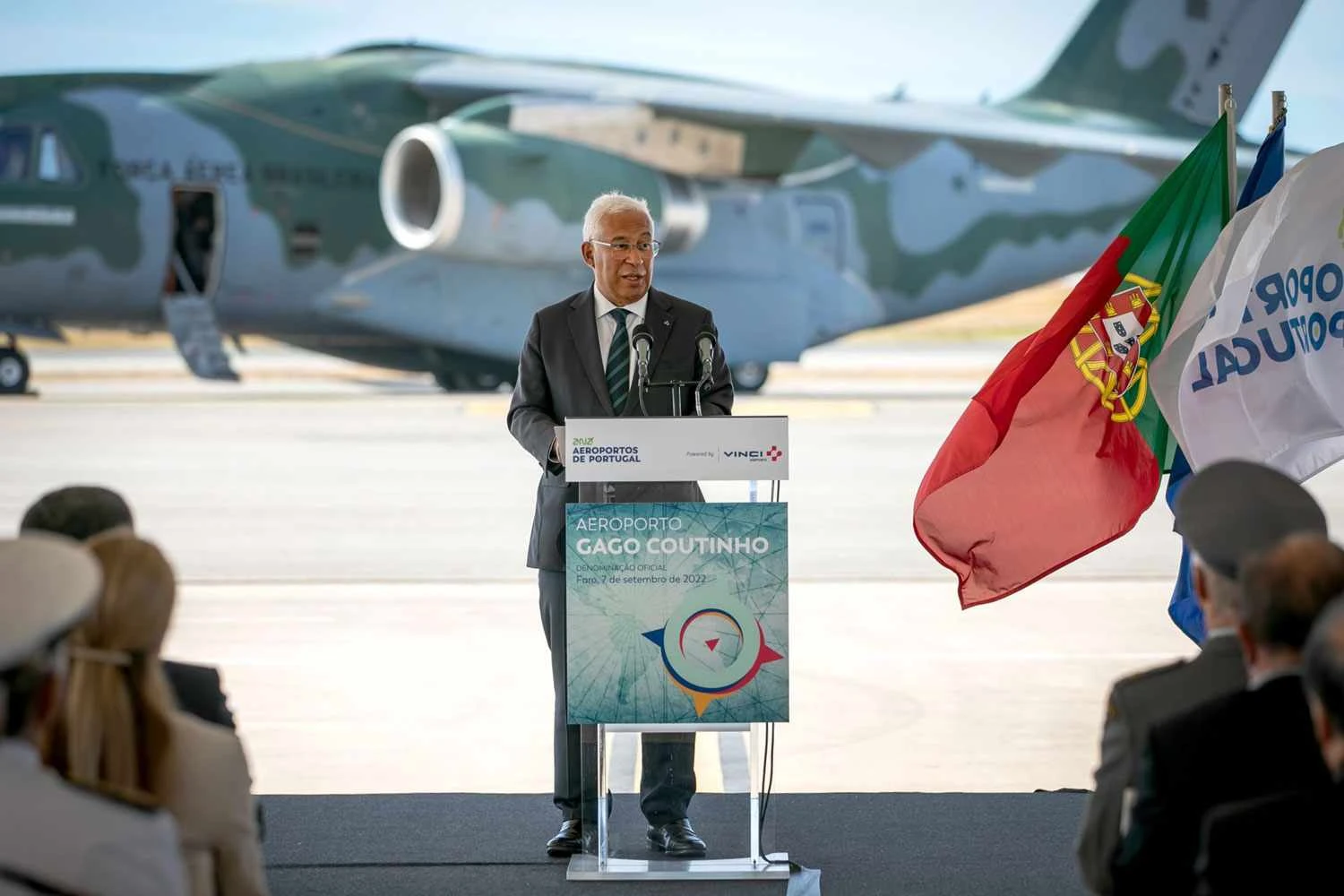 Primeiro ministro de Portugal, Antonio Costa, em frente ao KC-390 (GP)