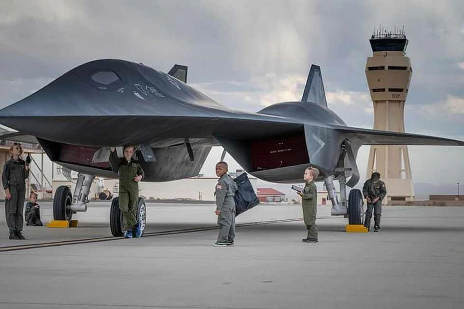 Darkstar: por que um avião de mentira chama tanto a atenção?