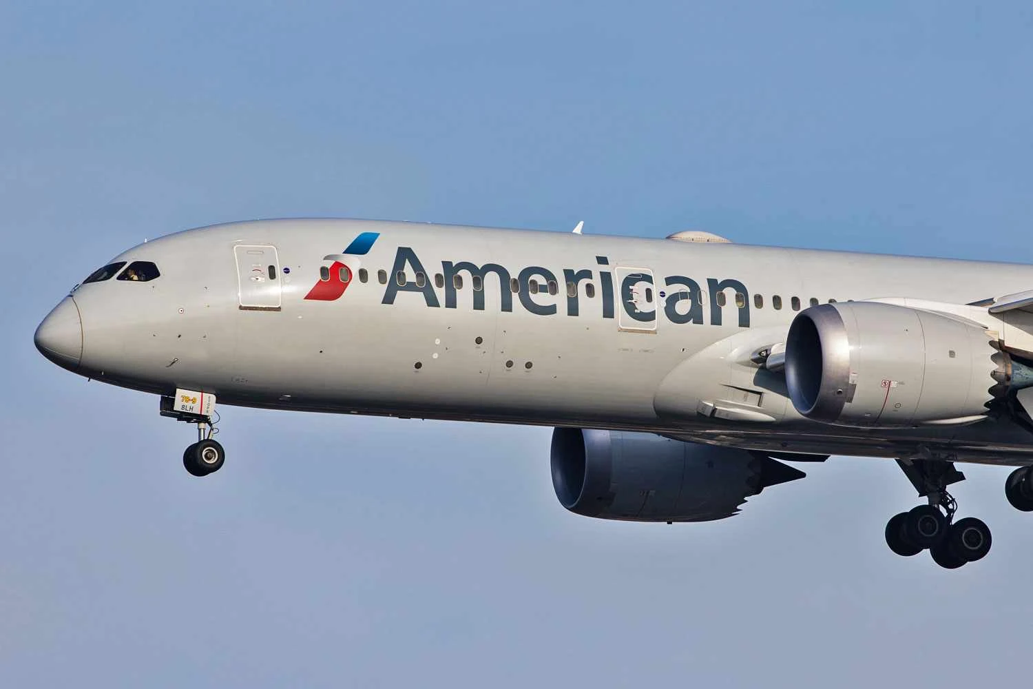 Boeing 787 da American Airlines perde uma porta em incidente no aeroporto de Dublin