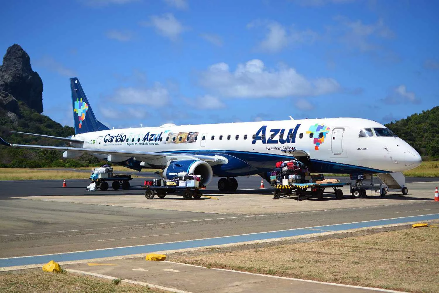 Jato E195 da Azul em Fernando de Noronha (Azul)