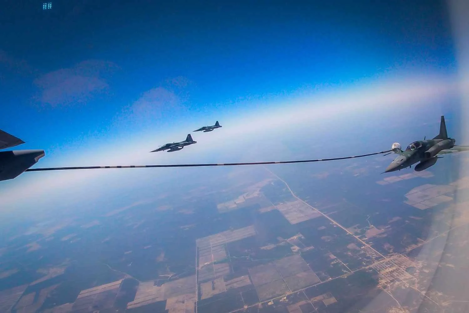 Kc-390 reabastece os F-5M a caminho do Chile (FAB)