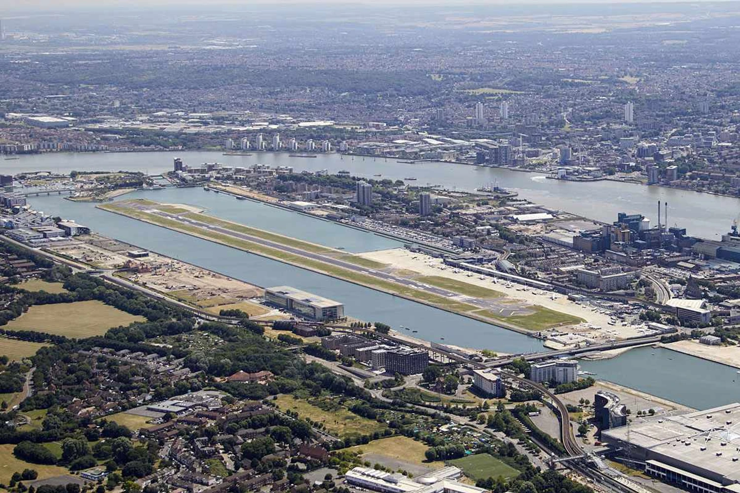 O Aeroporto London City, em Londres: restrições de aeronaves e espaço maior da mancha urbana (LCA)