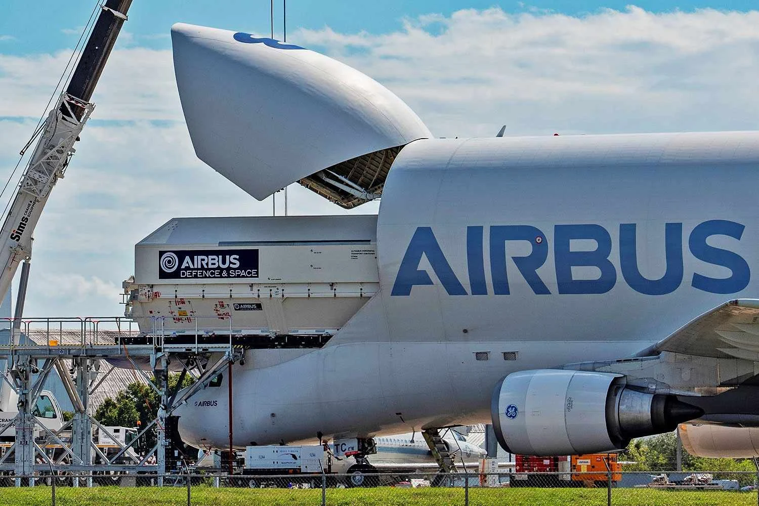 Airbus BelugaST entrega satélite no Kennedy Space Center