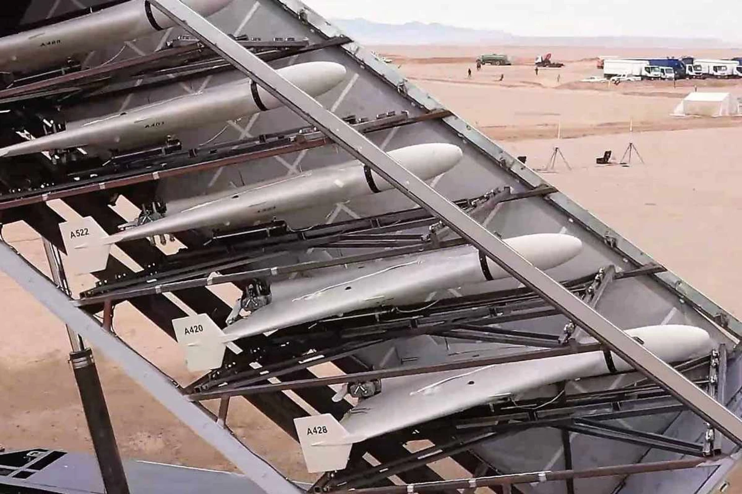O drone "kamikaze" é lançando de uma plataforma móvel