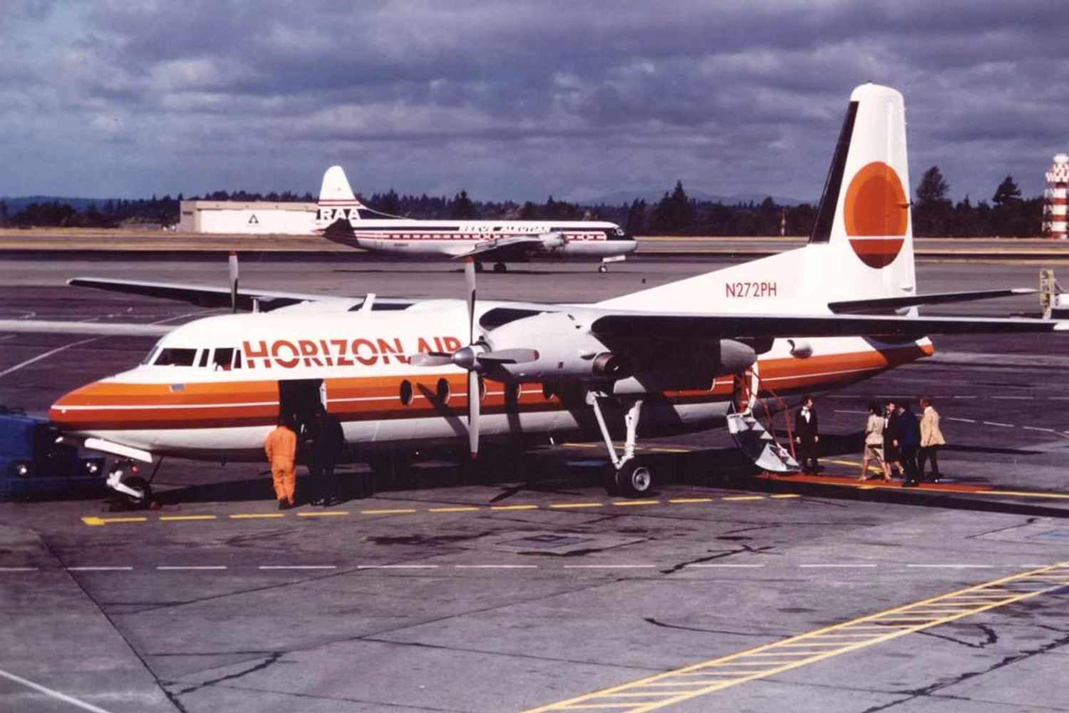 A Horizon Air iniciou suas atividade em 1981 com turboélices F27 (Divulgação)