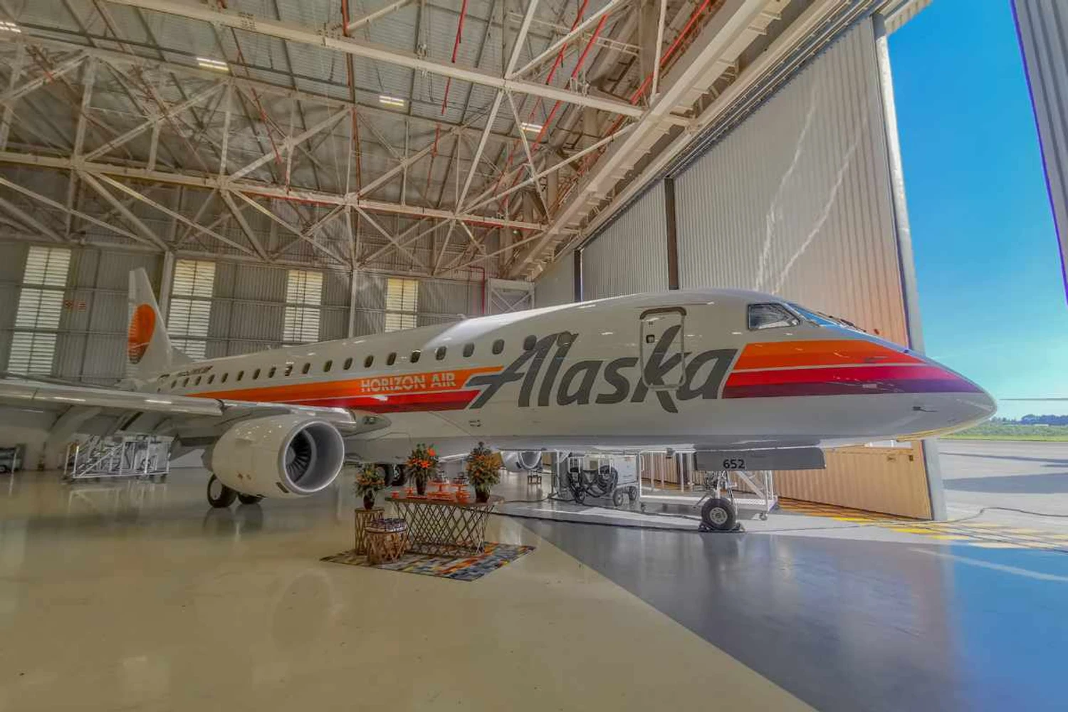 E175 com pintura retrô: modelo é 31º jato do tipo entregue à Horizon Air (Embraer)