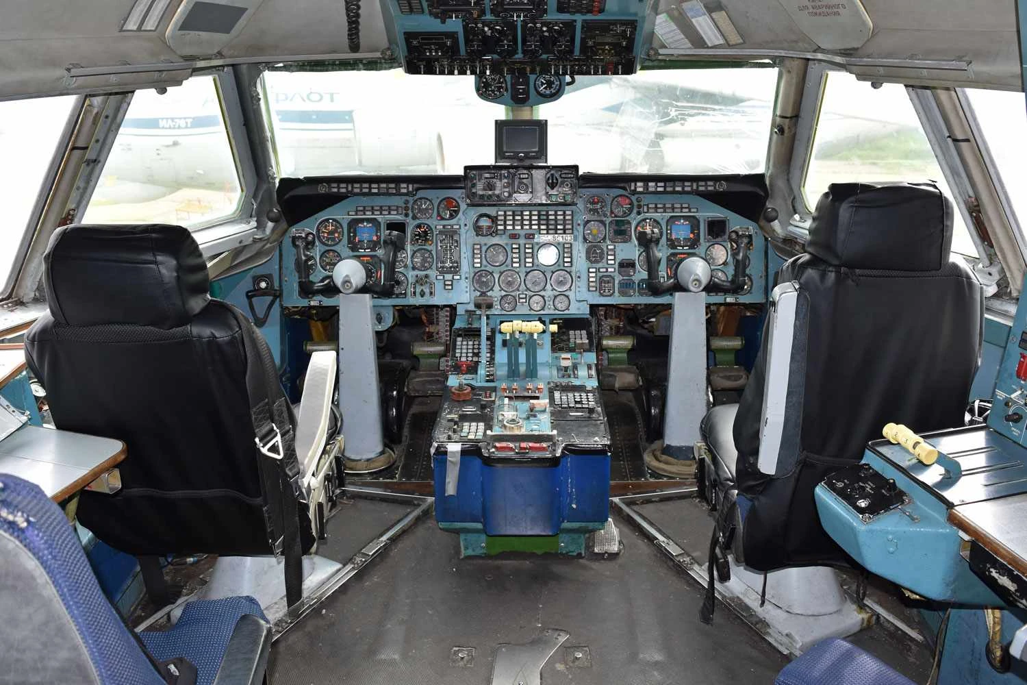 O cockpit do Il-86 era ocupado por quatro tripulantes (Alan Wilson)