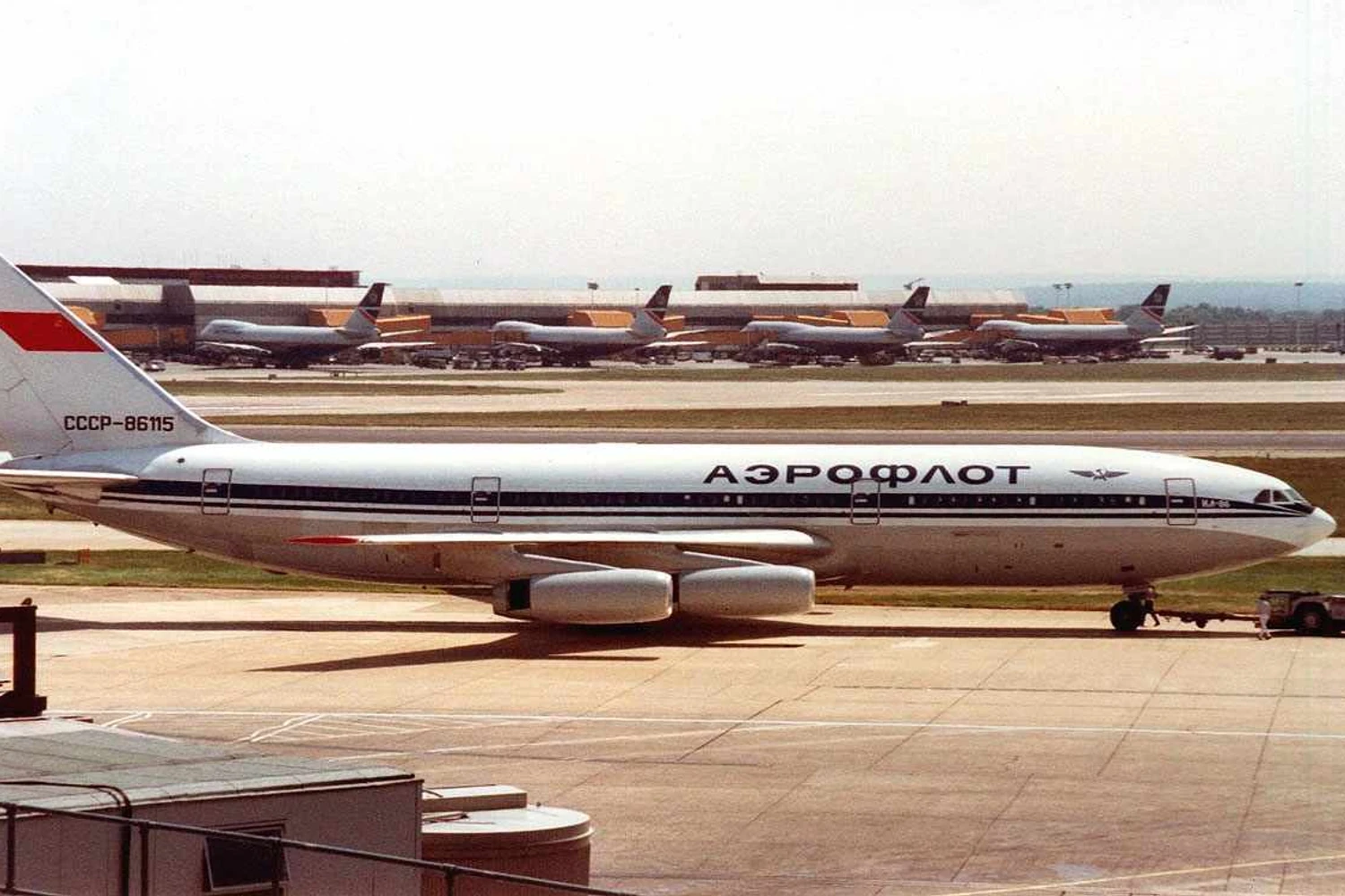 Um Il-86 da Aeroflot no Aeroporto de Heathrow, em Londres, em 1992 (Dick Gilbert)