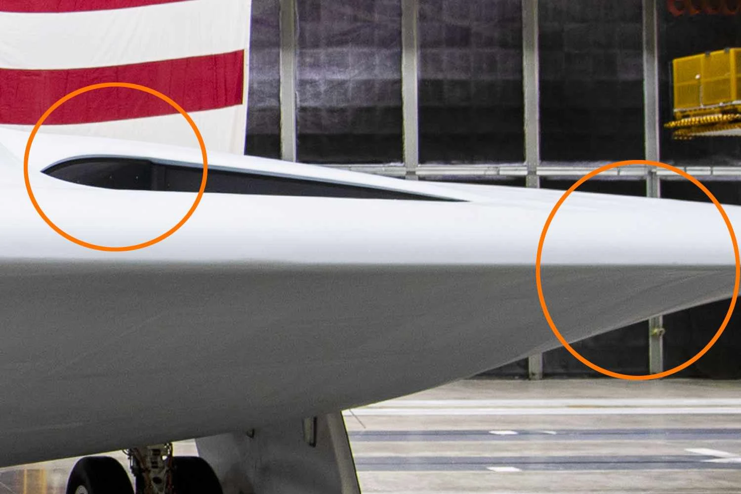 A entrada de ar mais escondida e a grande espessura da "fuselagem" (USAF)