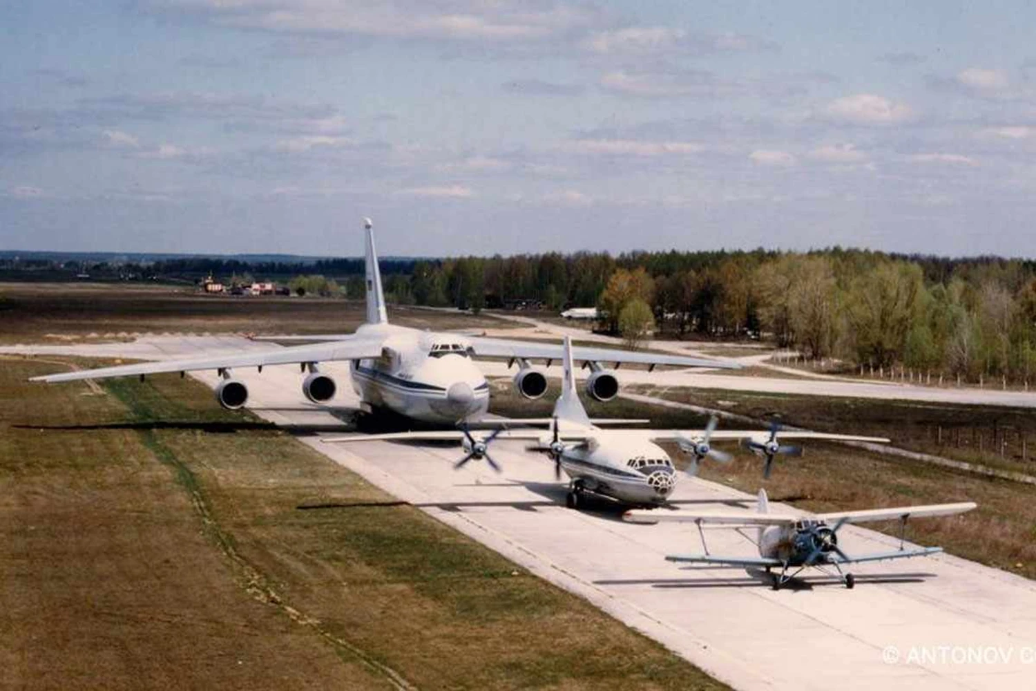 O An-12 entre o An-2 e o An-124 (Antonov)