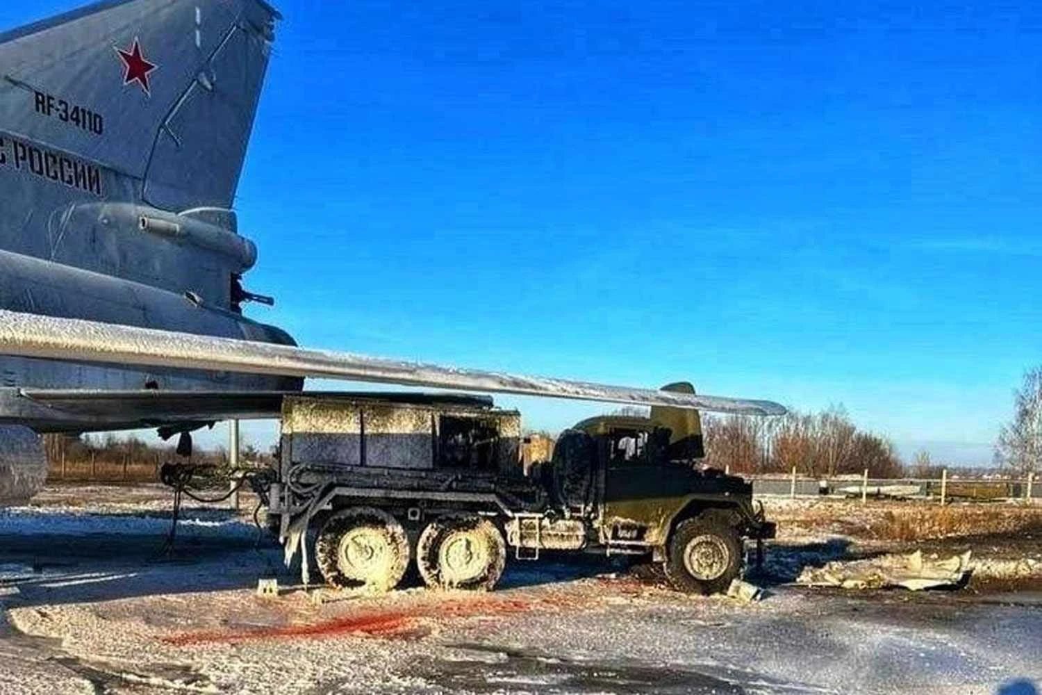 Caminhão-tanque ao lado do bombardeiro atingido (Reprodução)